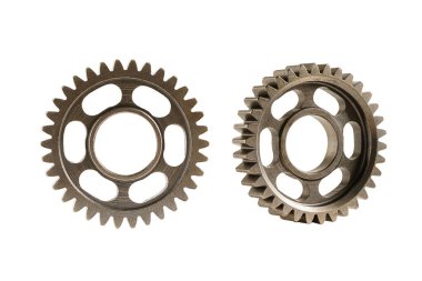 Metal teçhizat, kırpma yolu, motor arabası ve motorlu beyaz arka planda izole edildi.
