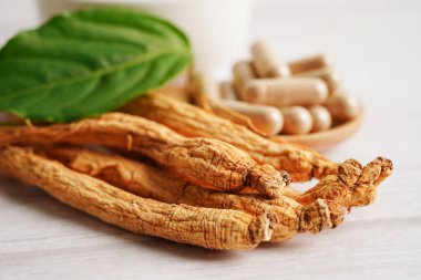 Ginseng kökleri ve yeşil yaprak, sağlıklı yiyecekler..
