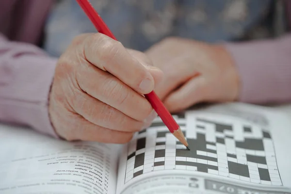 Mulher Idosa Asiática Jogando Jogo Quebra Cabeça Sudoku Para Praticar — Fotografia de Stock