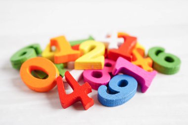 Matematik ve eğitim matematiği öğrenmek için tahta blok küpleri.