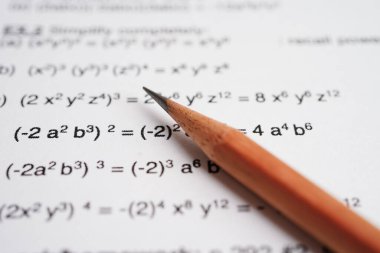 Eğitim okulunda matematik formülü sınav kağıdı üzerine kalem..