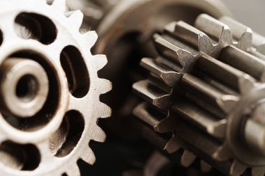 Metal dişli tekerlek motor araba ve bisiklet, mekanik endüstrisi konsepti.  
