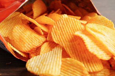 Açık pakette patates cipsi, Crips için baharatlı barbekü sosu, ince dilimlenmiş kızarmış fast food..