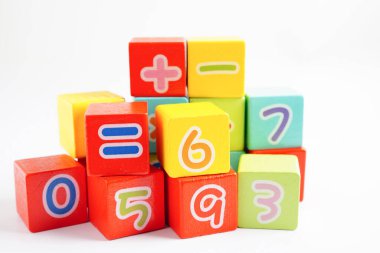 Matematik ve eğitim matematiği öğrenmek için tahta blok küpleri.