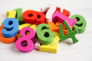 Matematik ve eğitim matematiği öğrenmek için tahta blok küpleri.