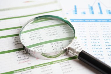 Grafik kağıdındaki büyüteç. Mali kalkınma, Bankacılık Hesabı, İstatistikler, Yatırım Analitik Araştırma Veri Ekonomisi.