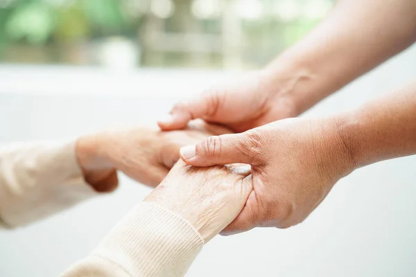 照顾者牵着手亚洲老年妇女病人 在医院帮助和护理 — 图库照片