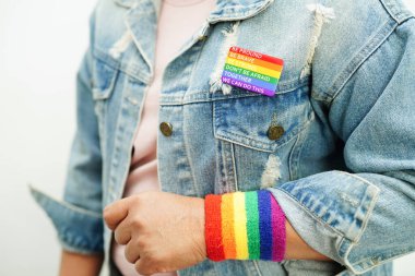 Gökkuşağı bayraklı Asyalı kadın, LGBT sembol hakları ve cinsiyet eşitliği, Haziran ayında LGBT Onur Ayı.
