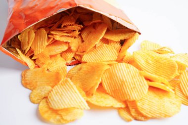 Açık pakette patates cipsi, Crips için baharatlı barbekü sosu, ince dilimlenmiş kızarmış fast food..