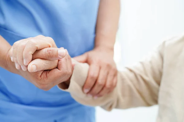 Γιατρός Κρατώντας Χέρια Ασιάτισσα Ηλικιωμένη Γυναίκα Ασθενής Βοήθεια Και Φροντίδα — Φωτογραφία Αρχείου