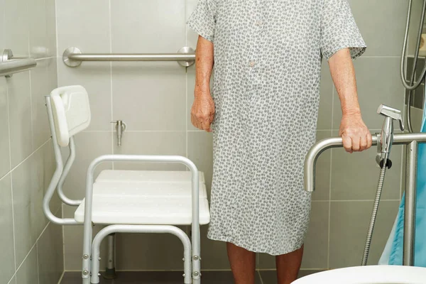Літня Жінка Азіатського Віку Хвора Прибиральницю Користується Туалетним Дротом Ванній — стокове фото