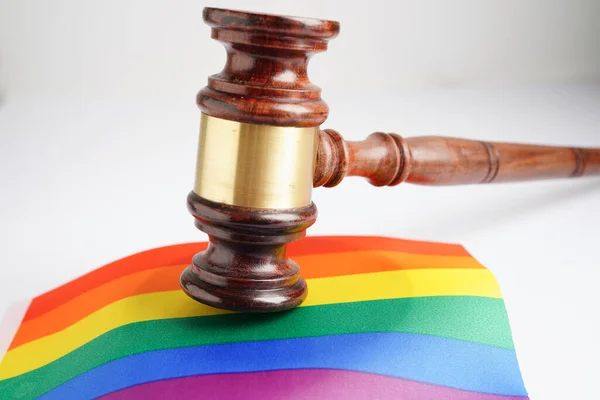 ハートの虹の旗を持つ裁判官弁護士のためのギャベル Lgbtの誇りの月のシンボル — ストック写真