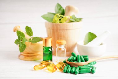 Alternatif ilaç bitkisel organik kapsül E omega 3 vitamini balık yağı, mineral, bitki yapraklı ilaç sağlıklı yaşam için doğal destek.