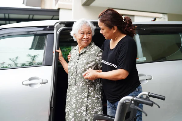 介護者は アジアの高齢女性障害患者が彼女の車に乗るのを助ける 医療の概念 — ストック写真