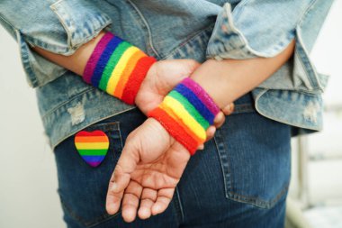Gökkuşağı bayraklı Asyalı kadın, LGBT sembol hakları ve cinsiyet eşitliği, Haziran ayında LGBT Onur Ayı.