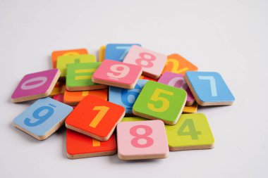 Matematik ve eğitim matematiği öğrenmek için tahta blok küpleri.