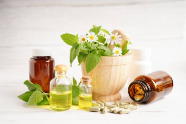 Alternatif ilaç bitkisel organik kapsül E omega 3 vitamini balık yağı, mineral, bitki yapraklı ilaç sağlıklı yaşam için doğal destek.