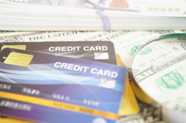 Şifreli kredi kartı ve Amerikan doları banknot parası, güvenlik finans sektörü konsepti.