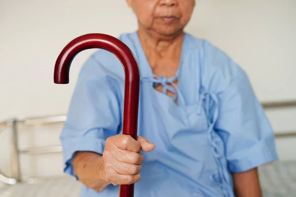 Asiático Idoso Deficiência Mulher Paciente Segurando Bengala Mão Enrugada Hospital — Fotografia de Stock
