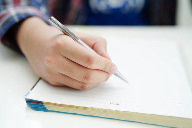 Asyalı genç öğrenci ödev yazar, online öğrenim eğitimi sınavı için ders çalışır..