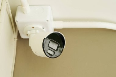 Kapalı devre televizyon sisteminde kapalı devre kamera sistemi özel bir evde ya da köyde..