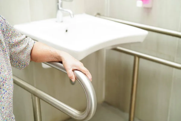 Aziatisch Bejaarde Oude Vrouw Patiënt Gebruik Toilet Steun Rail Badkamer — Stockfoto