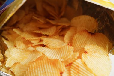 Açık pakette patates cipsi, Crips için baharatlı barbekü sosu, ince dilimlenmiş kızarmış fast food..