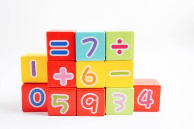 Matematik ve eğitim matematiği öğrenmek için tahta blok küpleri.