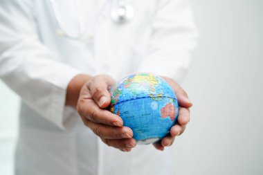 Bangkok, Tayland. 15 Mart 2023. Asyalı Doktor Dünya 'yı elinde tutuyor..