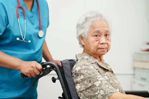 Bakıcı Asyalı Yaşlı Kadın Maluliyet Hastasına Hemşirelik Hastanesinde Yardım Tıbbi — Stok fotoğraf