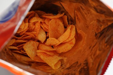 Açık pakette patates cipsi, Crips için baharatlı barbekü sosu, ince dilimlenmiş kızarmış fast food..