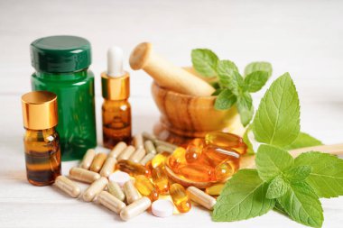 Alternatif ilaç bitkisel organik kapsül E omega 3 vitamini balık yağı, mineral, bitki yapraklı ilaç sağlıklı yaşam için doğal destek.