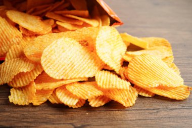 Açık pakette patates cipsi, Crips için baharatlı barbekü sosu, ince dilimlenmiş kızarmış fast food..