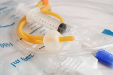 Foley kateteri ve idrar boşaltma torbası sakatlık veya hastanede yatan hasta için idrar topluyor..