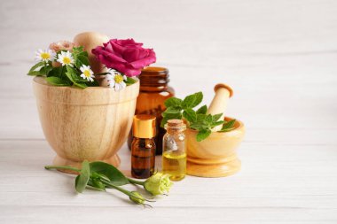 Alternatif ilaç bitkisel organik kapsül E omega 3 vitamini balık yağı, mineral, bitki yapraklı ilaç sağlıklı yaşam için doğal destek.