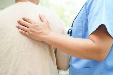 Hastanedeki yaşlı kadına doktor yardımı ve bakımı, sağlıklı tıbbi konsept..