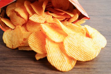 Açık pakette patates cipsi, Crips için baharatlı barbekü sosu, ince dilimlenmiş kızarmış fast food..
