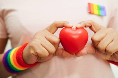 Gökkuşağı bayraklı Asyalı kadın, LGBT sembol hakları ve cinsiyet eşitliği, Haziran ayında LGBT Onur Ayı.