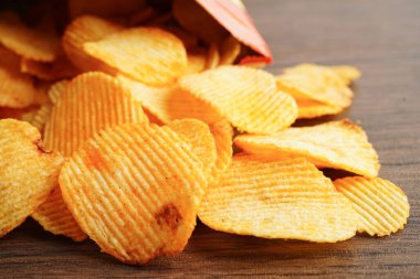 Açık pakette patates cipsi, Crips için baharatlı barbekü sosu, ince dilimlenmiş kızarmış fast food..