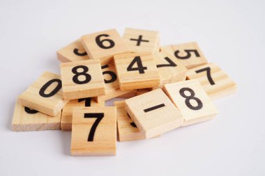Matematik ve eğitim matematiği öğrenmek için tahta blok küpleri.