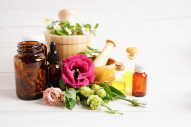 Alternatif ilaç bitkisel organik kapsül E omega 3 vitamini balık yağı, mineral, bitki yapraklı ilaç sağlıklı yaşam için doğal destek.