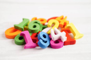 Matematik ve eğitim matematiği öğrenmek için tahta blok küpleri.