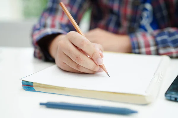 Asiática Adolescente Estudiante Escribir Tarea Estudio Lección Para Examen Línea —  Fotos de Stock