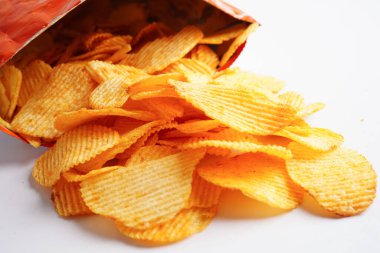Açık pakette patates cipsi, Crips için baharatlı barbekü sosu, ince dilimlenmiş kızarmış fast food..