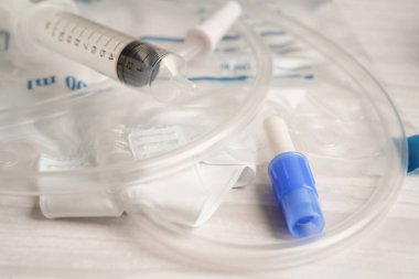 Foley kateteri ve idrar boşaltma torbası sakatlık veya hastanede yatan hasta için idrar topluyor..