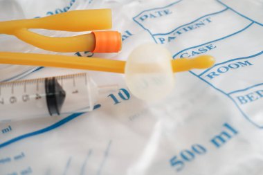 Foley kateteri ve idrar boşaltma torbası sakatlık veya hastanede yatan hasta için idrar topluyor..