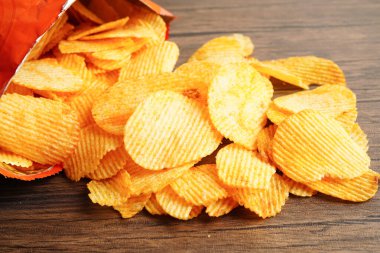 Açık pakette patates cipsi, Crips için baharatlı barbekü sosu, ince dilimlenmiş kızarmış fast food..