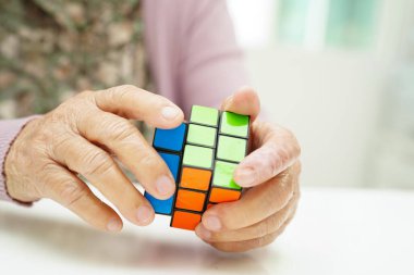 Bangkok, Tayland - 15 Mayıs 2022 Asyalı yaşlı kadın bunama ve Alzheimer hastalıklarına karşı beyin eğitimi için oyun oynuyor.