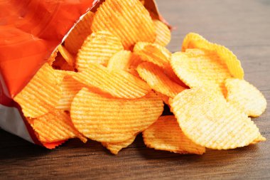 Açık pakette patates cipsi, Crips için baharatlı barbekü sosu, ince dilimlenmiş kızarmış fast food..