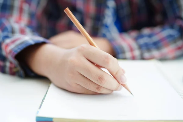 Asiática Adolescente Estudiante Escribir Tarea Estudio Lección Para Examen Línea Imagen De Stock